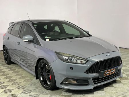 2016-Ford-Focus-20-EcoBoost-ST3_15