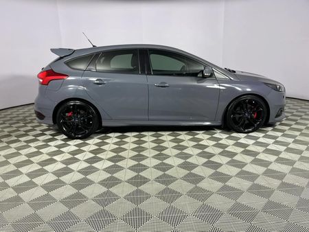 2016-Ford-Focus-20-EcoBoost-ST3_16