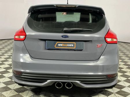 2016-Ford-Focus-20-EcoBoost-ST3_17