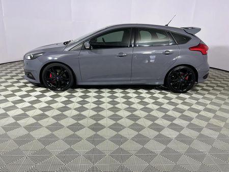 2016-Ford-Focus-20-EcoBoost-ST3_18