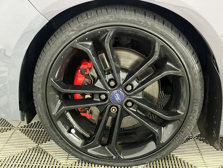 2016-Ford-Focus-20-EcoBoost-ST3_4