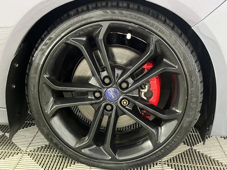 2016-Ford-Focus-20-EcoBoost-ST3_5