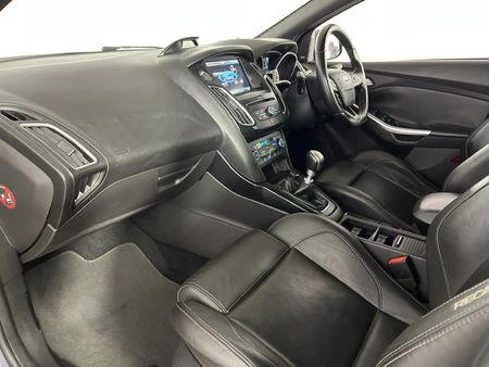 2016-Ford-Focus-20-EcoBoost-ST3_8