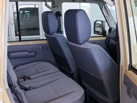 2025-Toyota-Land-Cruiser-76-28-GD-6-Station-Wagon_11
