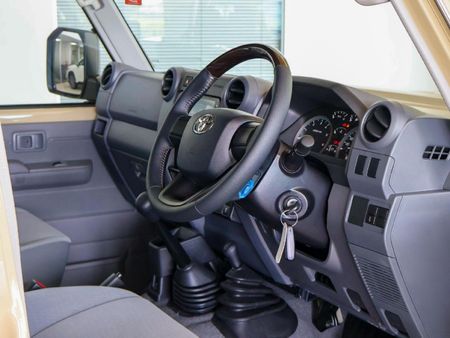 2025-Toyota-Land-Cruiser-76-28-GD-6-Station-Wagon_15