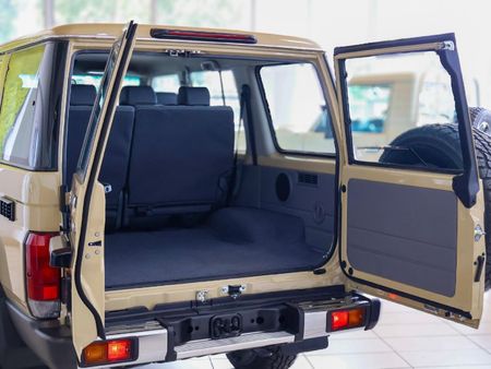 2025-Toyota-Land-Cruiser-76-28-GD-6-Station-Wagon_19