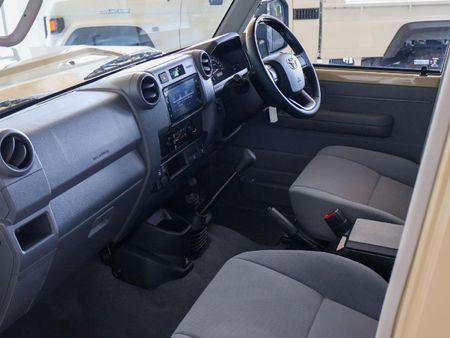 2025-Toyota-Land-Cruiser-76-28-GD-6-Station-Wagon_21