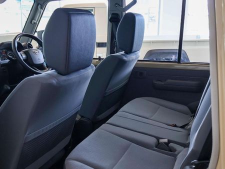 2025-Toyota-Land-Cruiser-76-28-GD-6-Station-Wagon_23