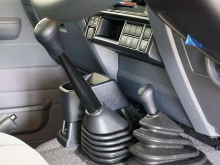 2025-Toyota-Land-Cruiser-76-28-GD-6-Station-Wagon_24