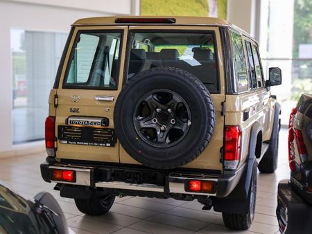 2025-Toyota-Land-Cruiser-76-28-GD-6-Station-Wagon_6