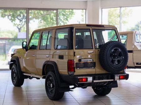 2025-Toyota-Land-Cruiser-76-28-GD-6-Station-Wagon_8