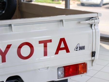 2025-Toyota-Land-Cruiser-79-28GD-6-Single-Cab_9