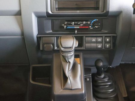 2025-Toyota-Land-Cruiser-79-28GD-6-Single-Cab_13
