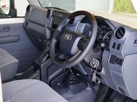 2025-Toyota-Land-Cruiser-79-28GD-6-Single-Cab_15