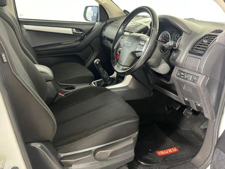 2020-Isuzu-D-Max-300-LX-Double-Cab_8