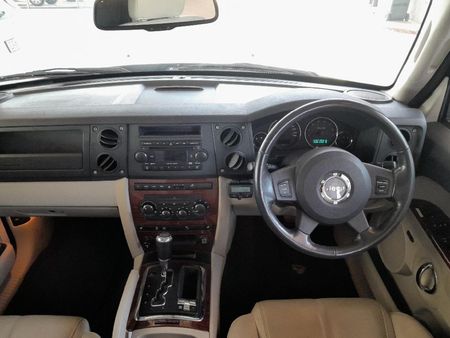 2009-Jeep-Commander-57-Limited_10