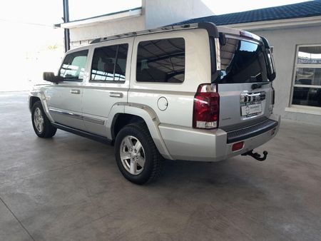 2009-Jeep-Commander-57-Limited_4