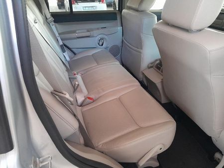 2009-Jeep-Commander-57-Limited_8