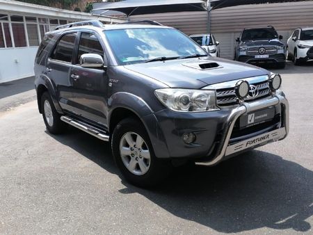 2011-Toyota-Fortuner-30-D-4D-Raised-Body-Auto_0