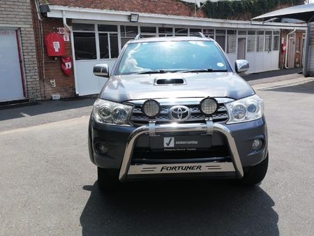 2011-Toyota-Fortuner-30-D-4D-Raised-Body-Auto_1