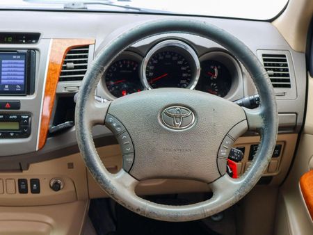 2011-Toyota-Fortuner-30-D-4D-Raised-Body-Auto_21