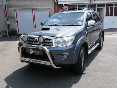 2011-Toyota-Fortuner-30-D-4D-Raised-Body-Auto_2