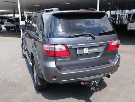 2011-Toyota-Fortuner-30-D-4D-Raised-Body-Auto_3