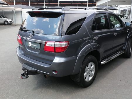 2011-Toyota-Fortuner-30-D-4D-Raised-Body-Auto_4
