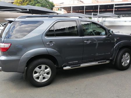 2011-Toyota-Fortuner-30-D-4D-Raised-Body-Auto_5