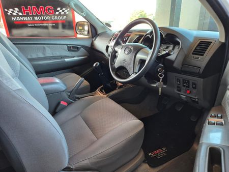 2015-Toyota-Hilux-25-D-4D-Raised-Body-SRX-Xtra-Cab_10