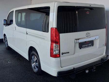 2022-Toyota-Quantum-28-GL-11-seat_3