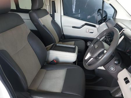 2022-Toyota-Quantum-28-GL-11-seat_5