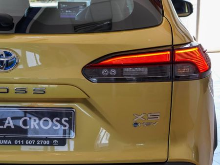 2025-Toyota-Corolla-Cross-18-XS-Hybrid_11