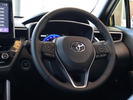 2025-Toyota-Corolla-Cross-18-XS-Hybrid_19
