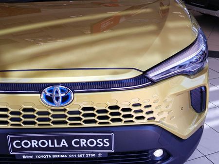 2025-Toyota-Corolla-Cross-18-XS-Hybrid_4