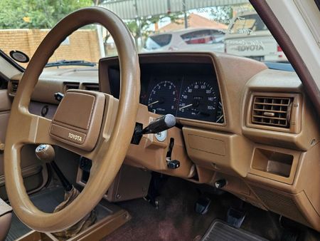 1988-Toyota-Hilux-2200-SRX-Single-Cab_24