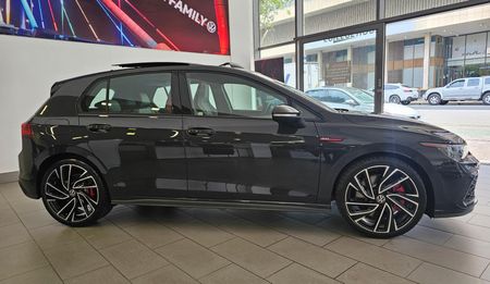 2025-Volkswagen-Golf-8-GTI-20-TSI-Auto_8