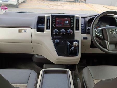 2022-Toyota-Quantum-28-GL-11-seat_18