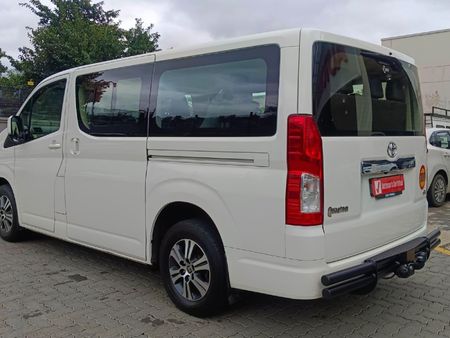 2022-Toyota-Quantum-28-GL-11-seat_2