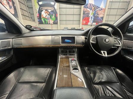 2015-Jaguar-XF-30-D-S-Premium-Luxury_9
