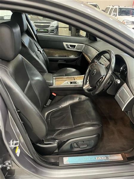2015-Jaguar-XF-30-D-S-Premium-Luxury_11