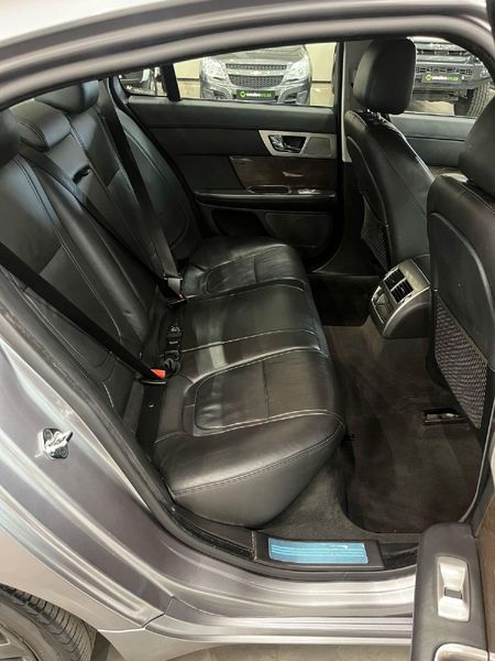 2015-Jaguar-XF-30-D-S-Premium-Luxury_12
