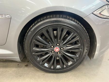 2015-Jaguar-XF-30-D-S-Premium-Luxury_8