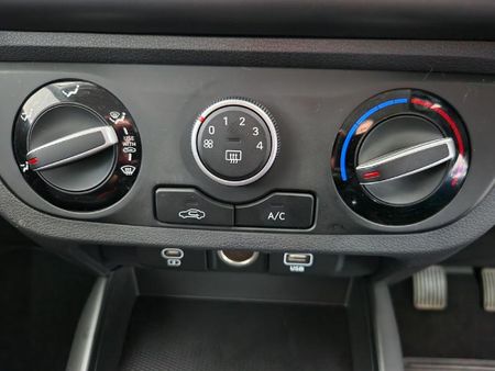 2026-Hyundai-Grand-i10-10-Motion-Cargo-panel-van_13