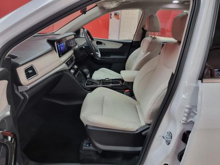 2026-Mahindra-XUV-700-20-AX7L-Auto-7-Seat_9