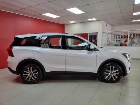 2026-Mahindra-XUV-700-20-AX7L-Auto-7-Seat_5