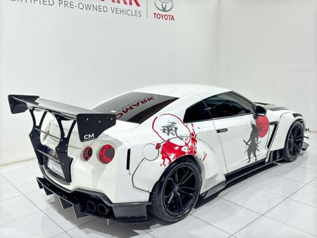 2011-Nissan-GT-R-Black-Edition_9