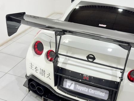 2011-Nissan-GT-R-Black-Edition_10