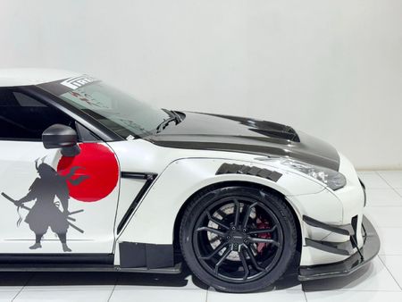 2011-Nissan-GT-R-Black-Edition_1