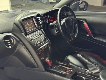 2011-Nissan-GT-R-Black-Edition_19
